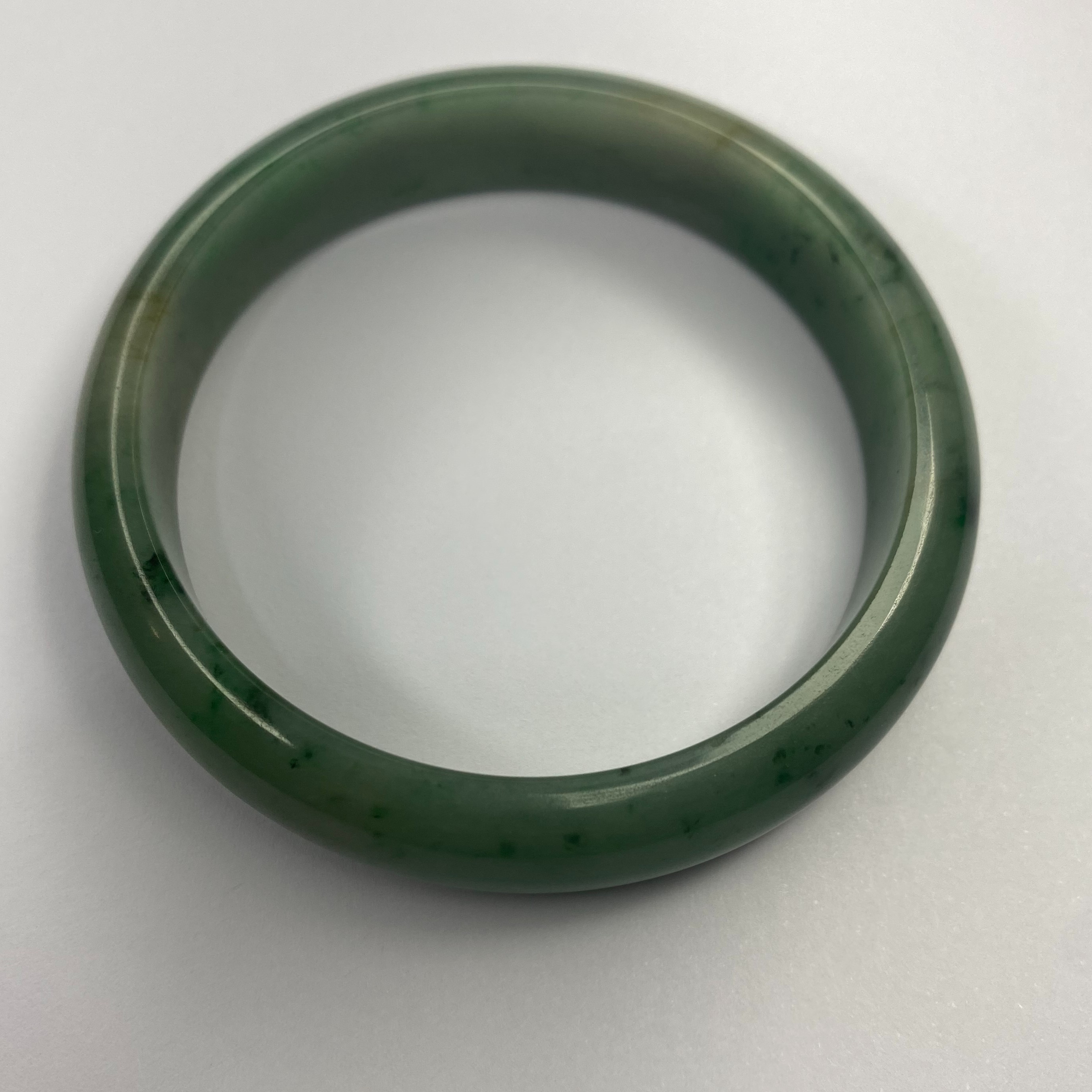 天然缅甸Ａ货翡翠手镯，一款浓晴底带飘花59-60圈口糯冰种水的手镯。