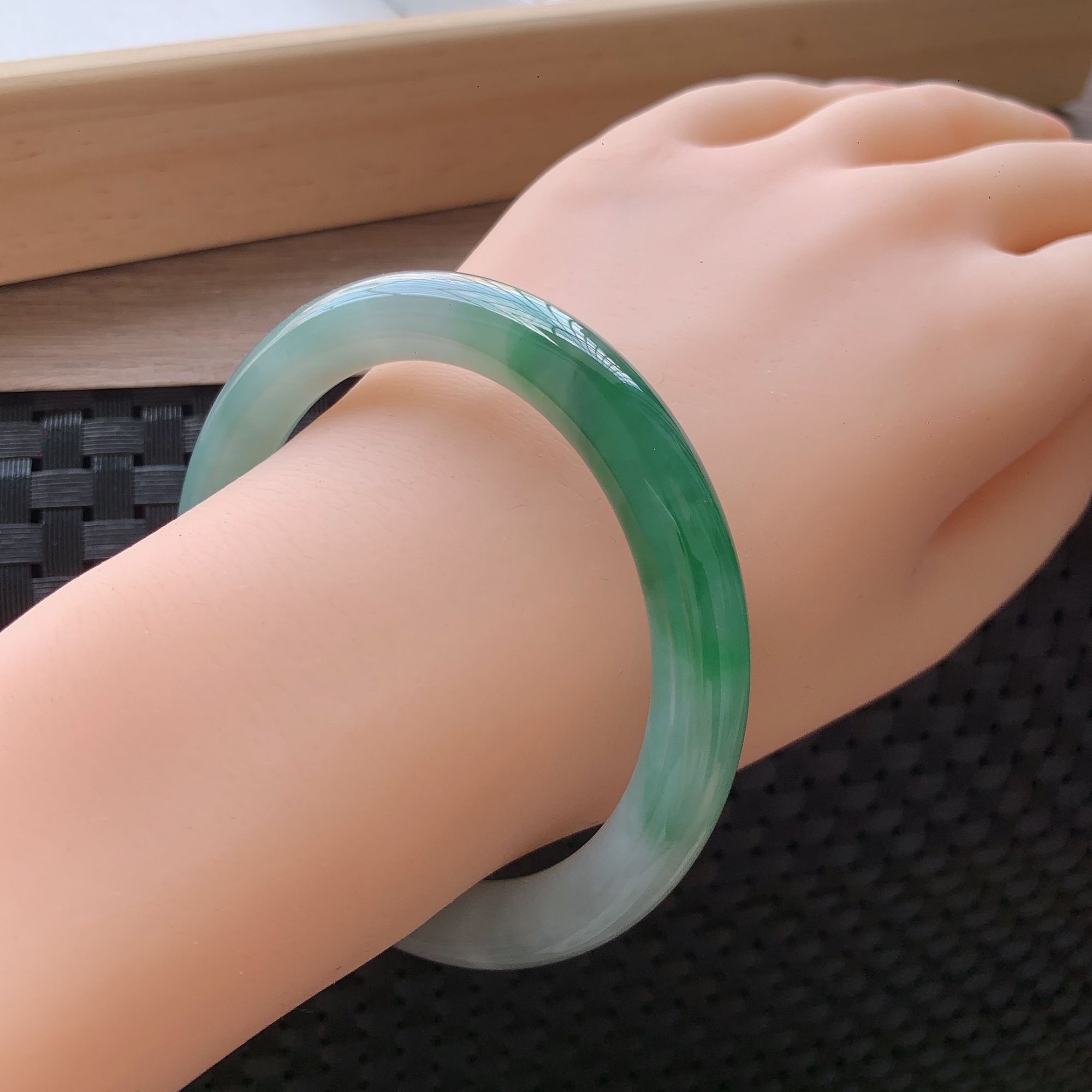 天然翡翠A货正品56圈糯冰飘绿绿色精美时尚女款少女妈妈圆镯子112