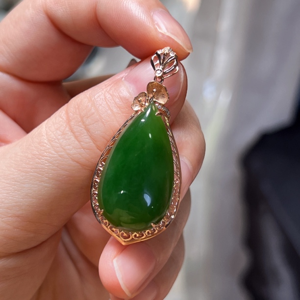 【玉缘汇】18k金镶嵌和田玉碧玉老坑辣绿水滴吊坠简约大方