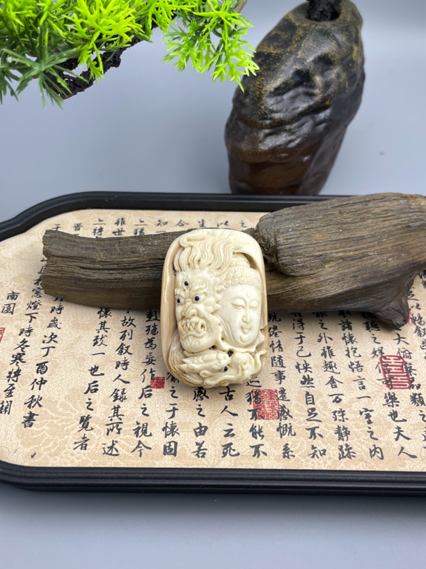 天然猛犸《一念之间》 原皮原色白冰奶黄料精品挂件保真