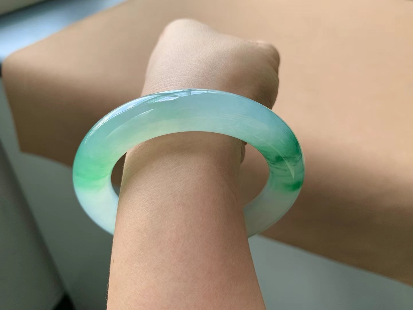 天然翡翠手镯 冰果冻绿花圆条，完美，尺寸：56-11.8-11.8 