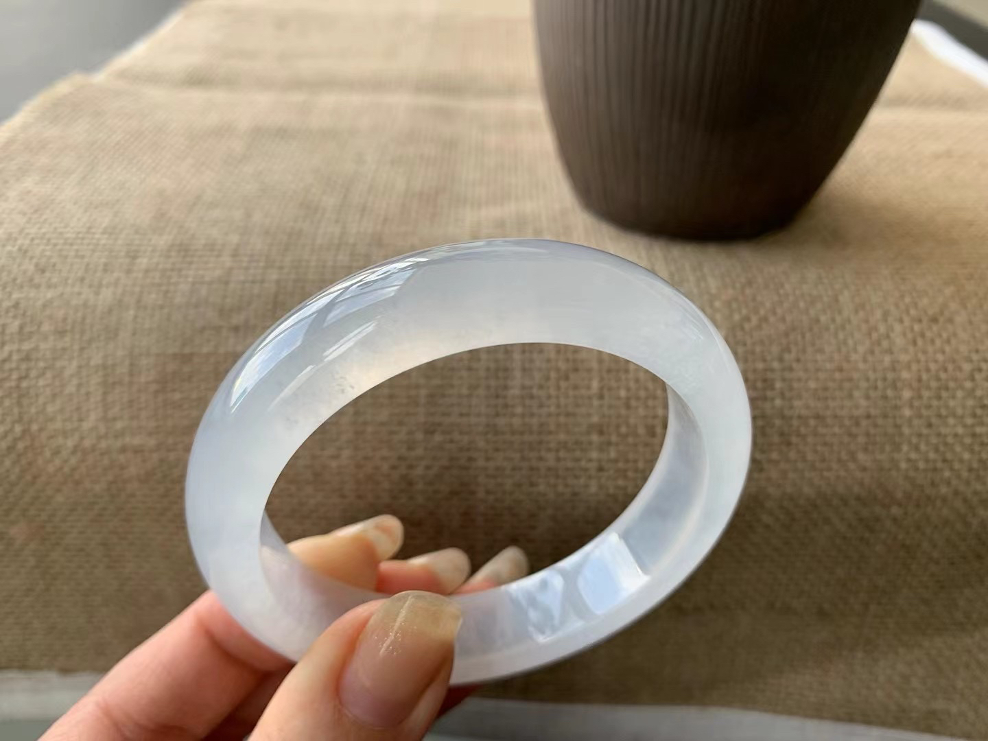 白月光，底纯白净天然翡翠手镯 尺寸：54.1-13.4-8.2 