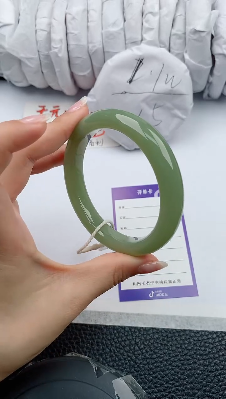 【闪购商品】和田玉手镯未镶嵌82微色差62