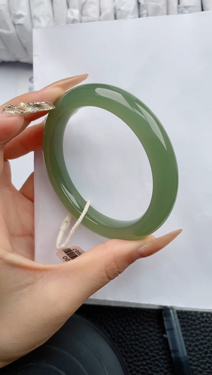 【闪购商品】和田玉手镯未镶嵌109微色差