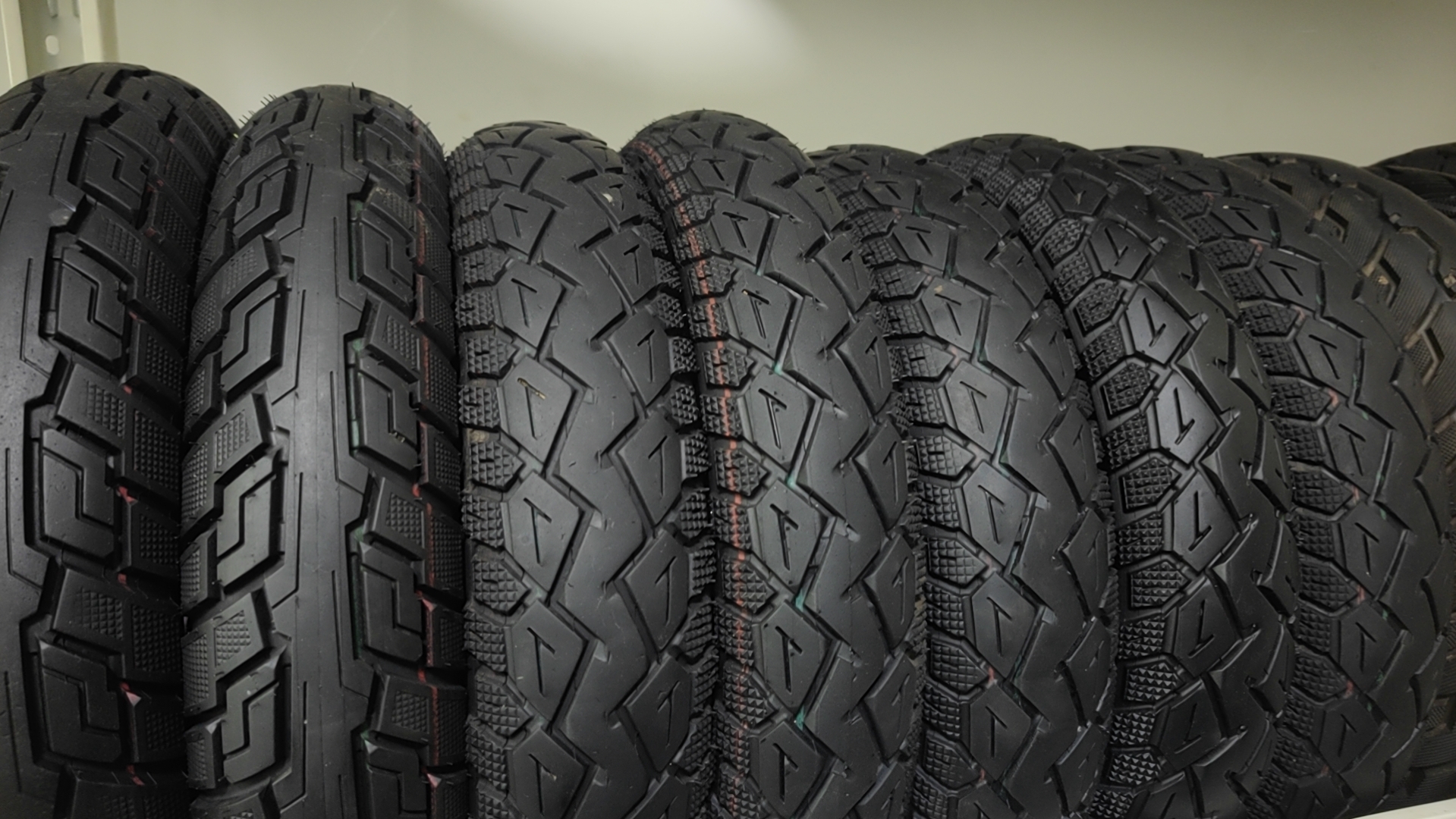 275-10大牌四层真空胎耐磨防滑尼龙胎