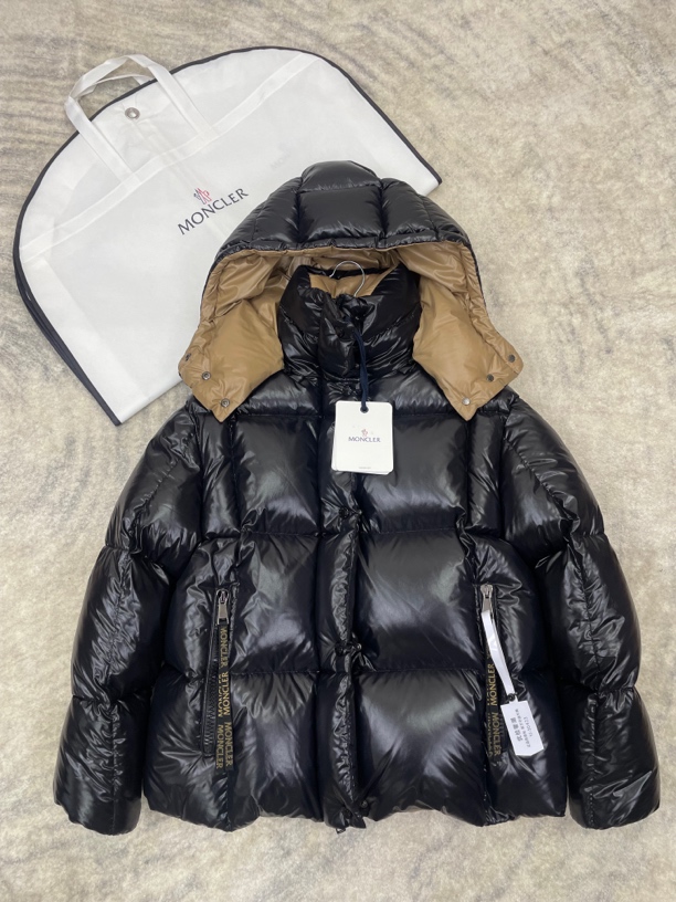 未使用 MONCLER parana多库存黑金女款连帽亮面羽绒服-50429