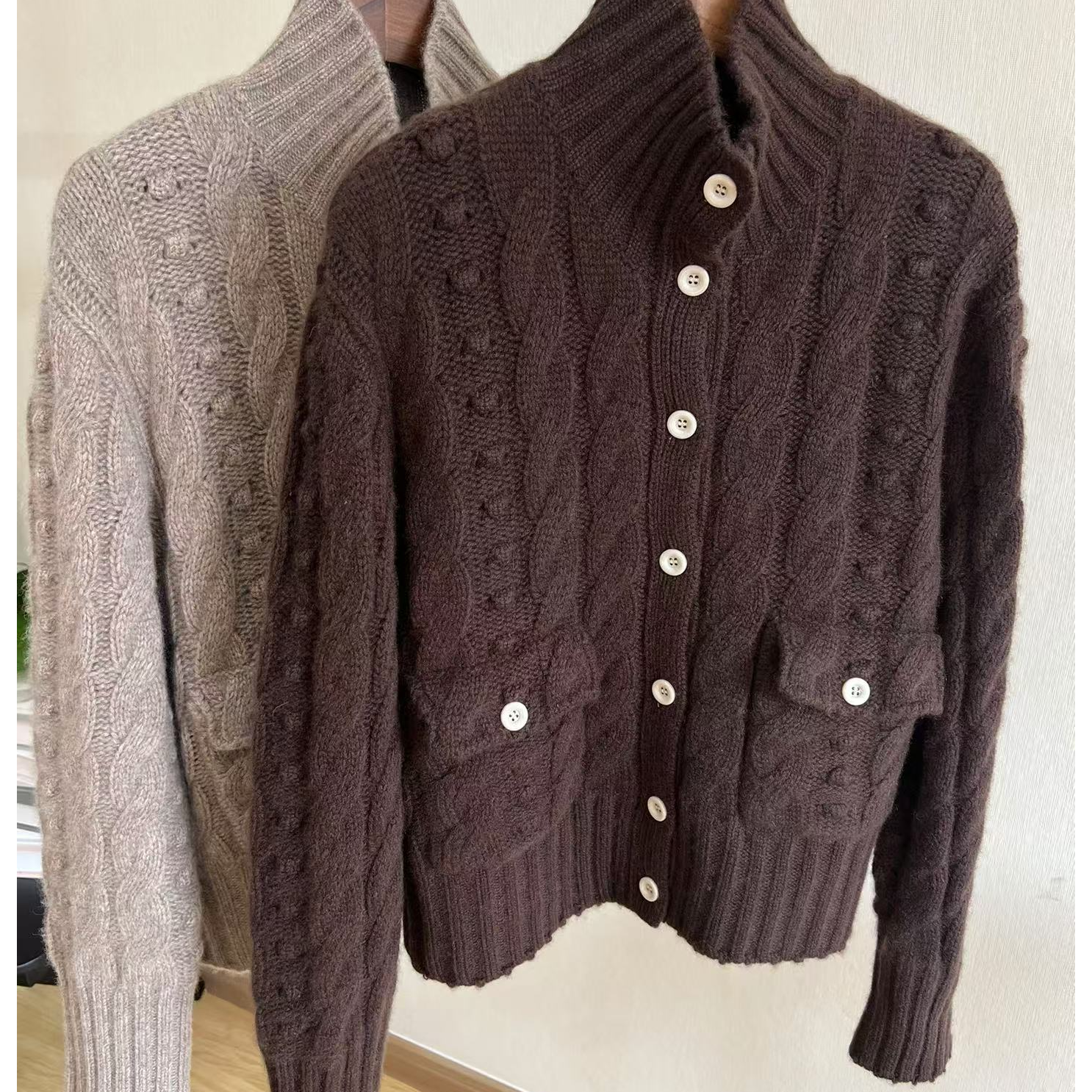 （价格已开）时尚设计立体感气质半高立领100%山羊绒别致针织开衫