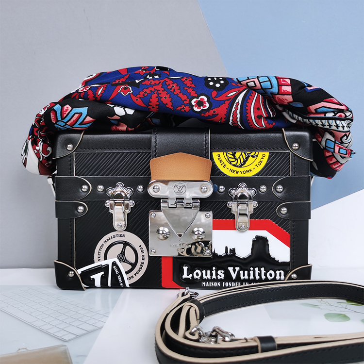 95新 LouisVuitton/路易威登 黑色水波纹限量徽章硬盒子