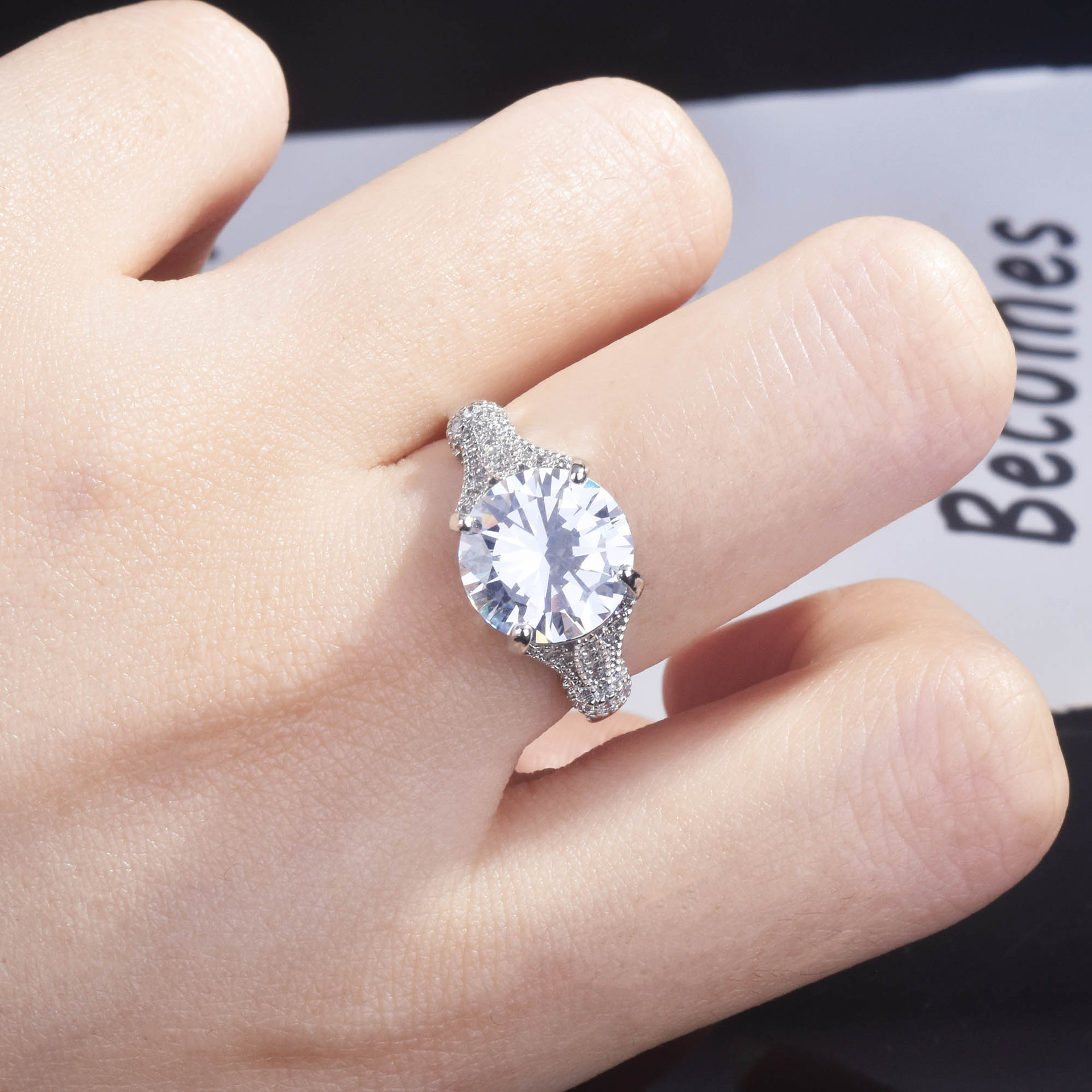 铜合金亚克力戒指 新款2克拉仿真莫桑钻订婚戒指