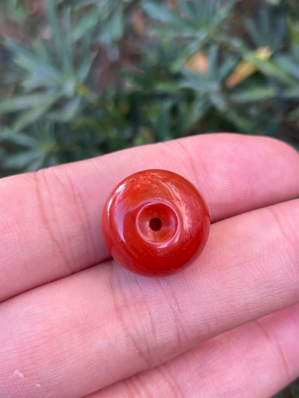 精品南红小平安扣配饰，尺寸16x10mm，颜色红润，满色满肉火焰纹