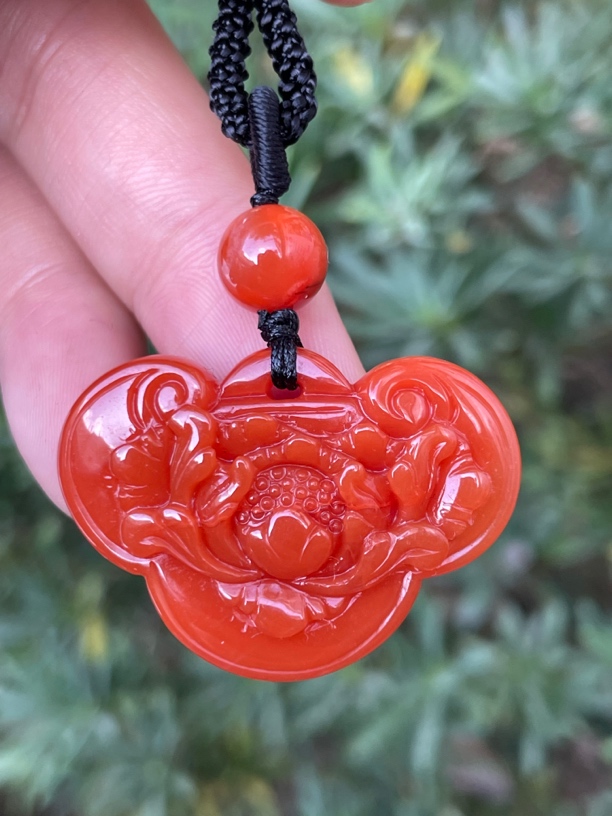 精品南红花开富贵平安锁吊坠，尺寸34.5x25x9mm，颜色红润，精工雕刻