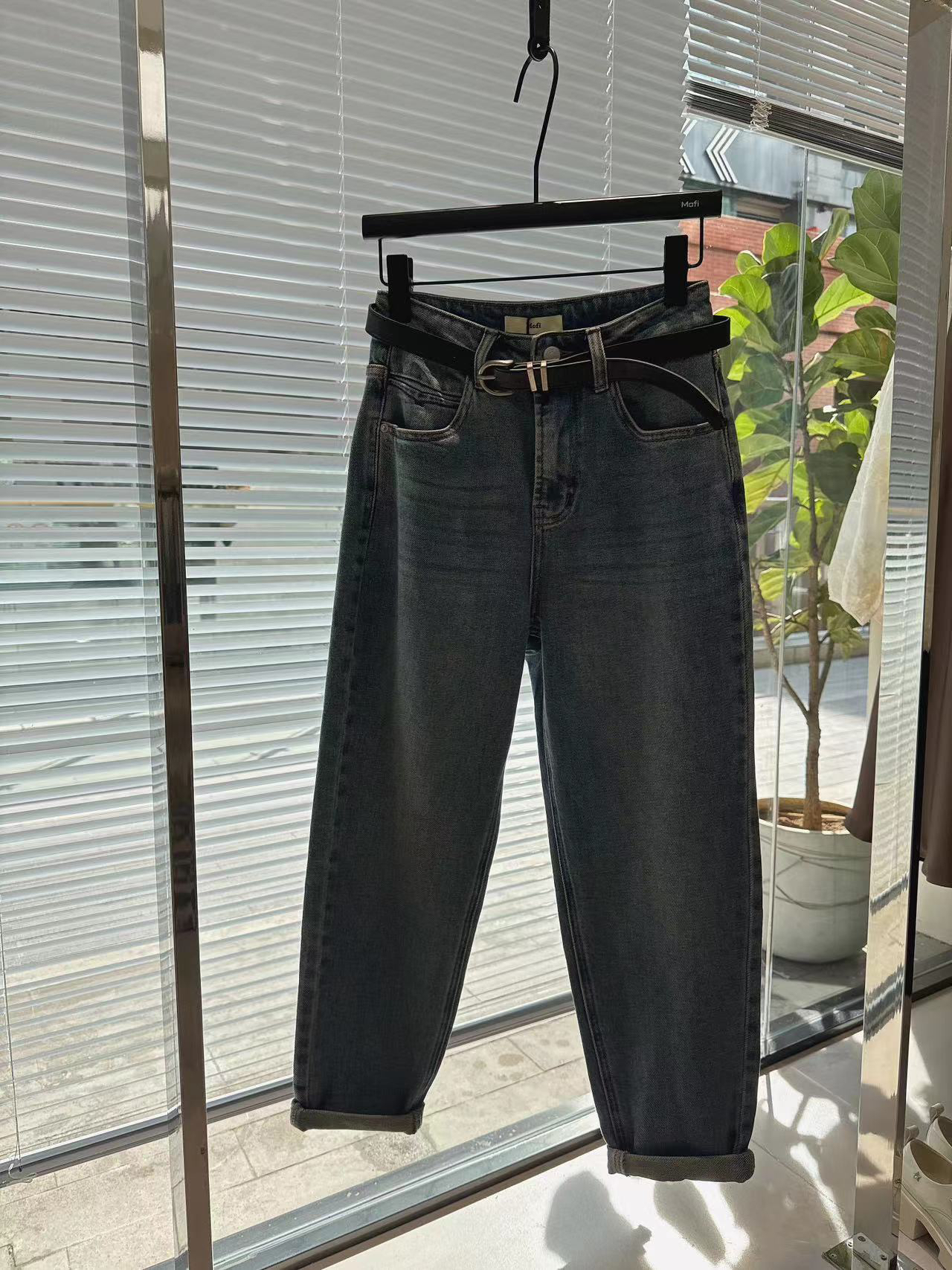 浅蓝色牛仔萝卜裤