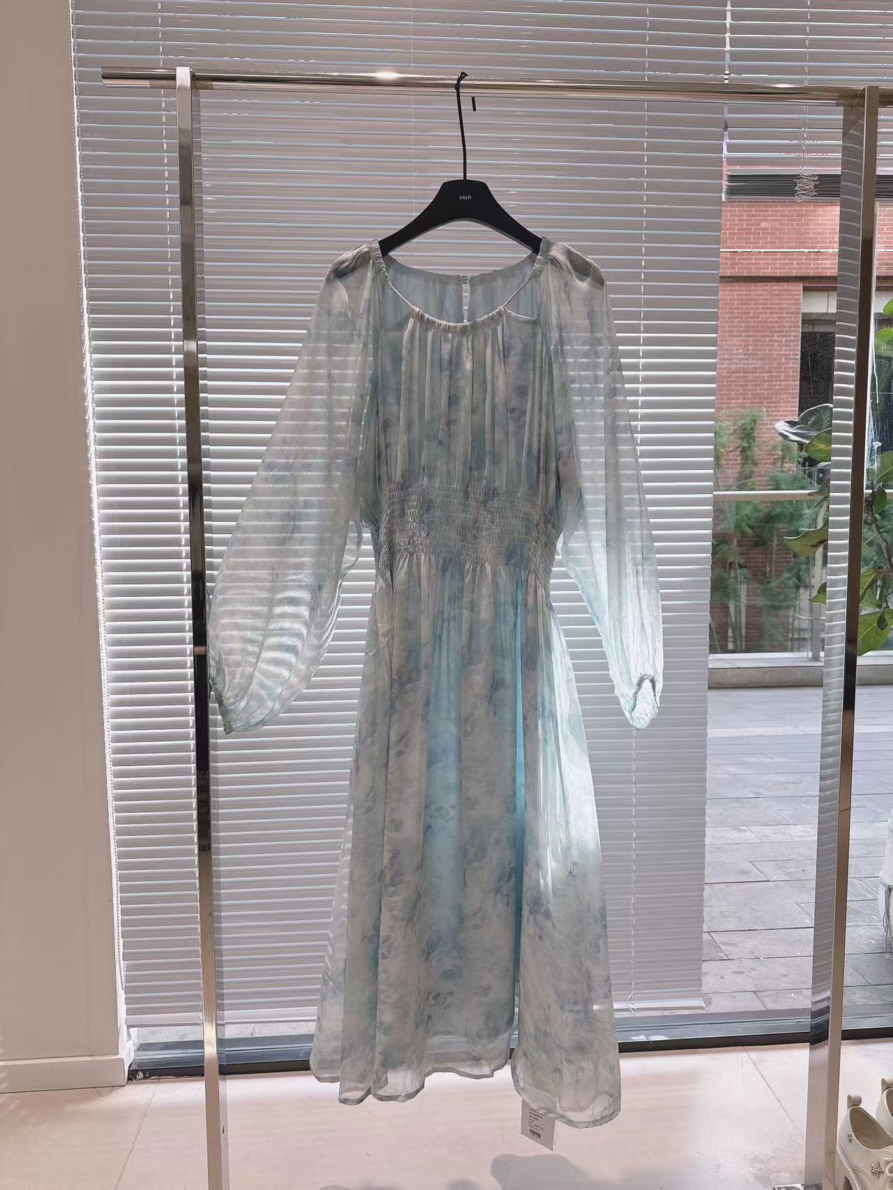 海蓝色气质连衣裙