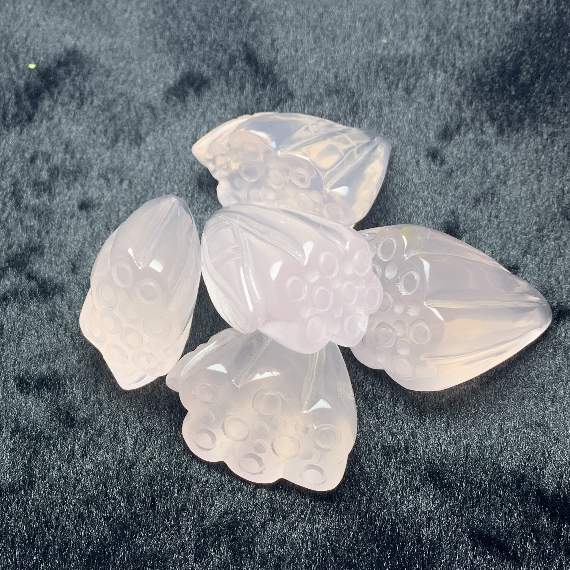 天然手工透体寓意好粉晶莲蓬雕刻 可做车挂 可做包挂 长度4cm-6cm