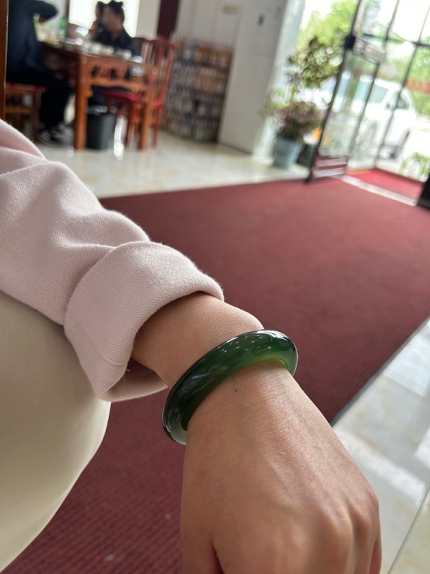 绿色菠菜绿高冰玉镯子时尚精美冰透女款珠宝