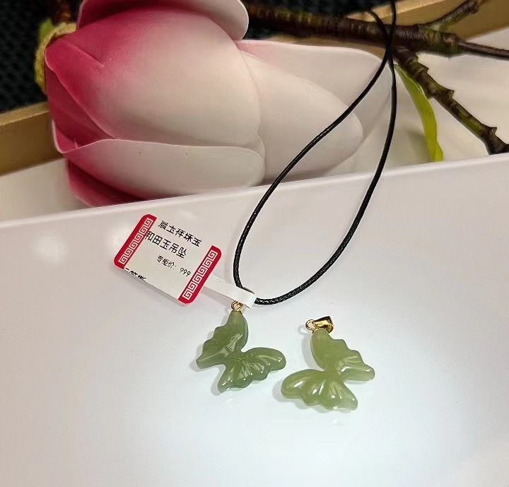 天然和田玉S925银扣头蝴蝶吊坠/多样性发其一/编号：059