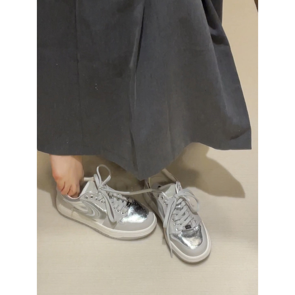红蜻蜓牌小众复古银色板鞋女2023新款设计感透气平底百搭运动休闲