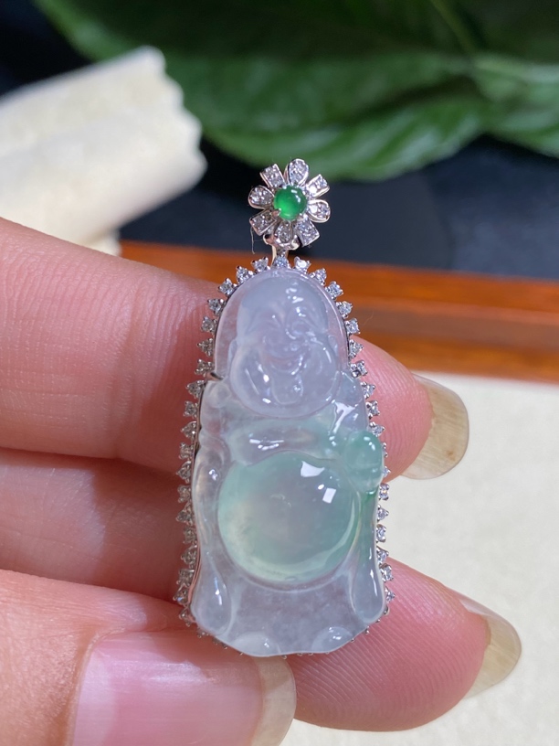 飘绿天然翡翠站佛 18k金镶嵌