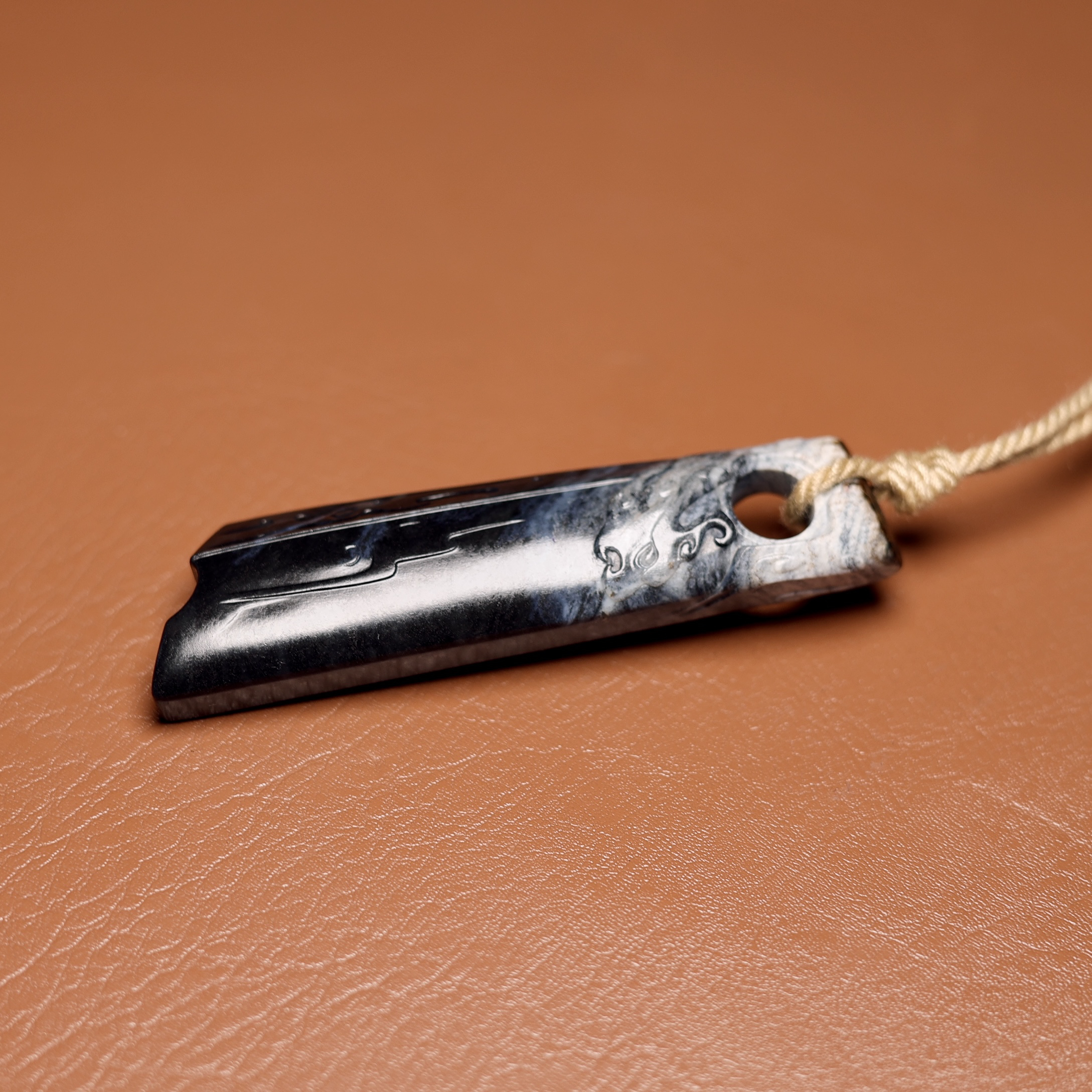 秋会长的和田玉新疆天然墨玉籽料红沁皮仿古龙挂件吊坠