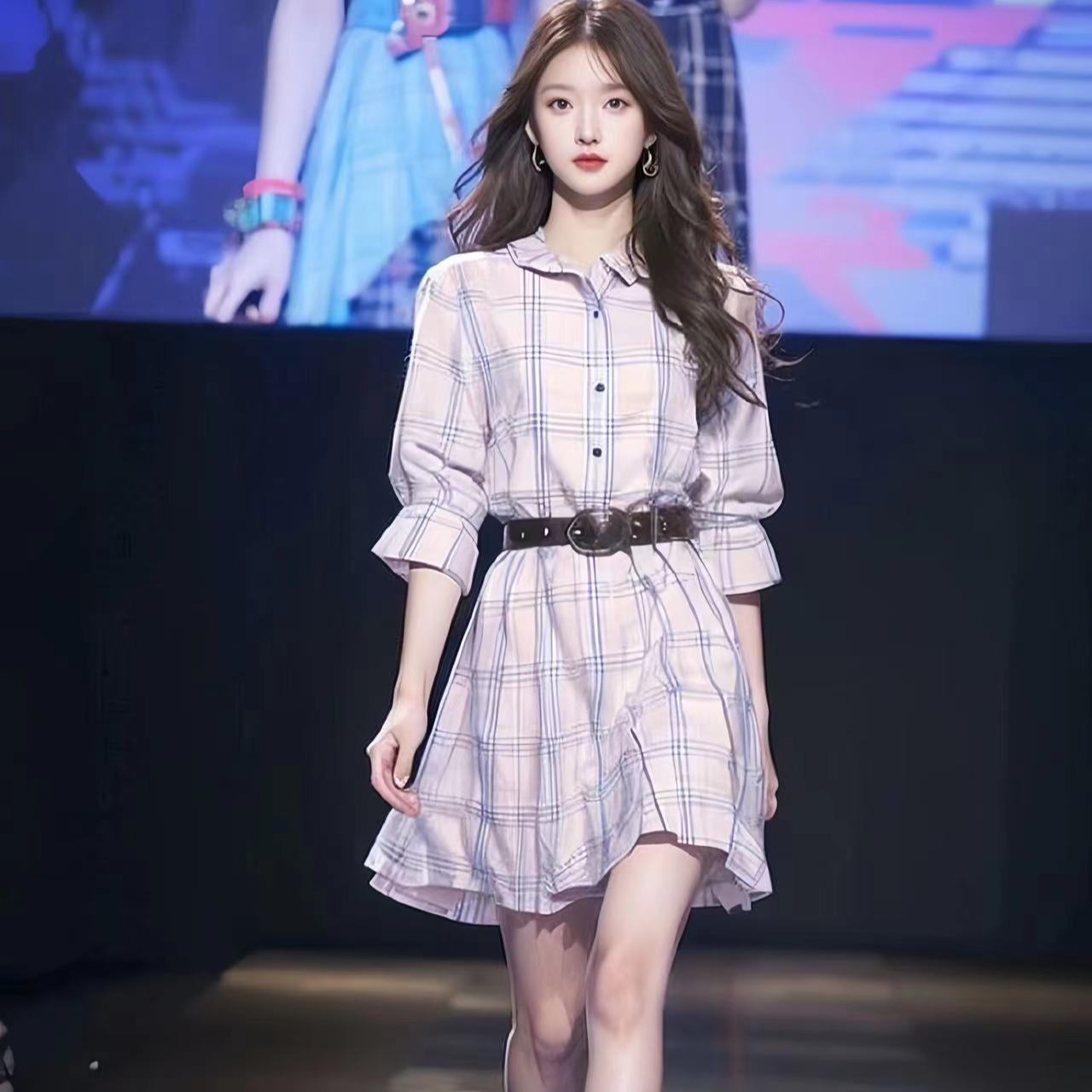 2024年夏季新款女装高级感超好看法式气质粉色格子连衣裙子温柔风