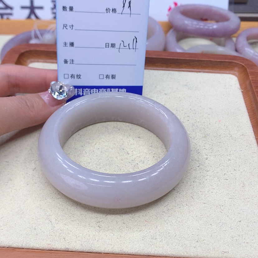 【闪购商品】石英质玉手镯未镶嵌菡*