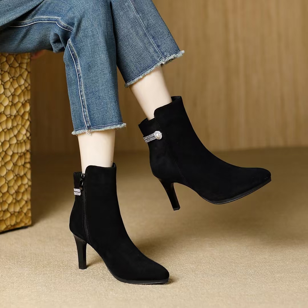 2024秋冬季新款尖头简约珍珠水钻精致名媛气质粗跟高跟百搭短靴女