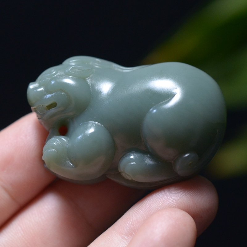 57.1g 新疆和田浓郁细腻直闪石沙枣青疙瘩貔貅