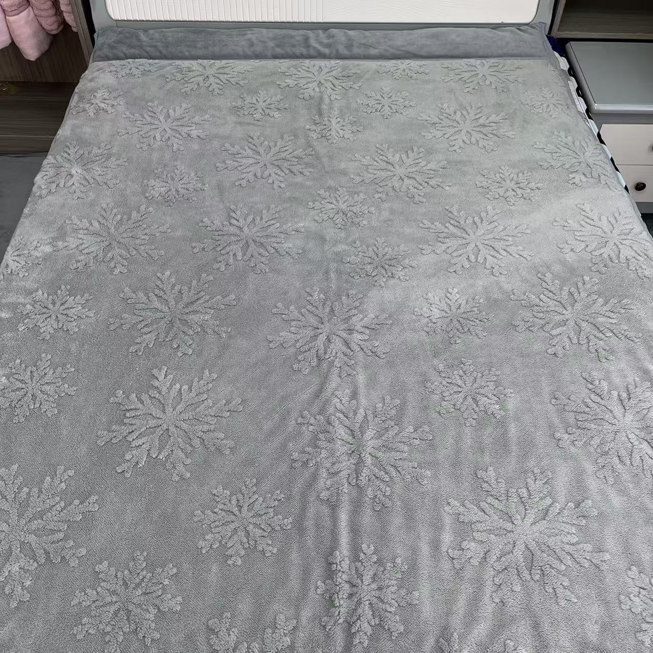 单色雪花单人1.5*2.0被子加厚三层单人多功能奶绒夹棉印花