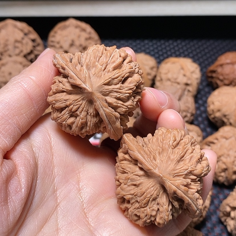 【闪购商品】文玩核桃吊坠枫**洲