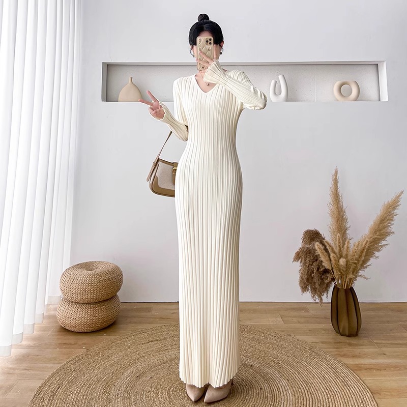 #9008v领针织连衣裙女秋冬新款显瘦包臀超长款毛衣裙过膝配大衣