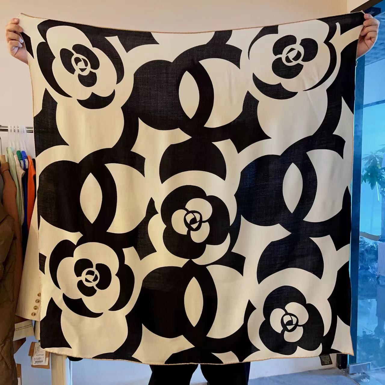 【110丝毛-山茶故事】人字纹，手工卷边，105*105cm