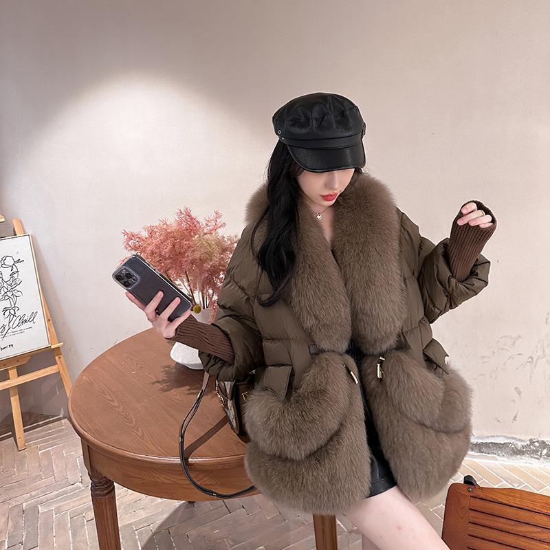 美拉德鹅绒羽绒服2023新款狐狸毛皮草外套女宽松减龄保暖拼