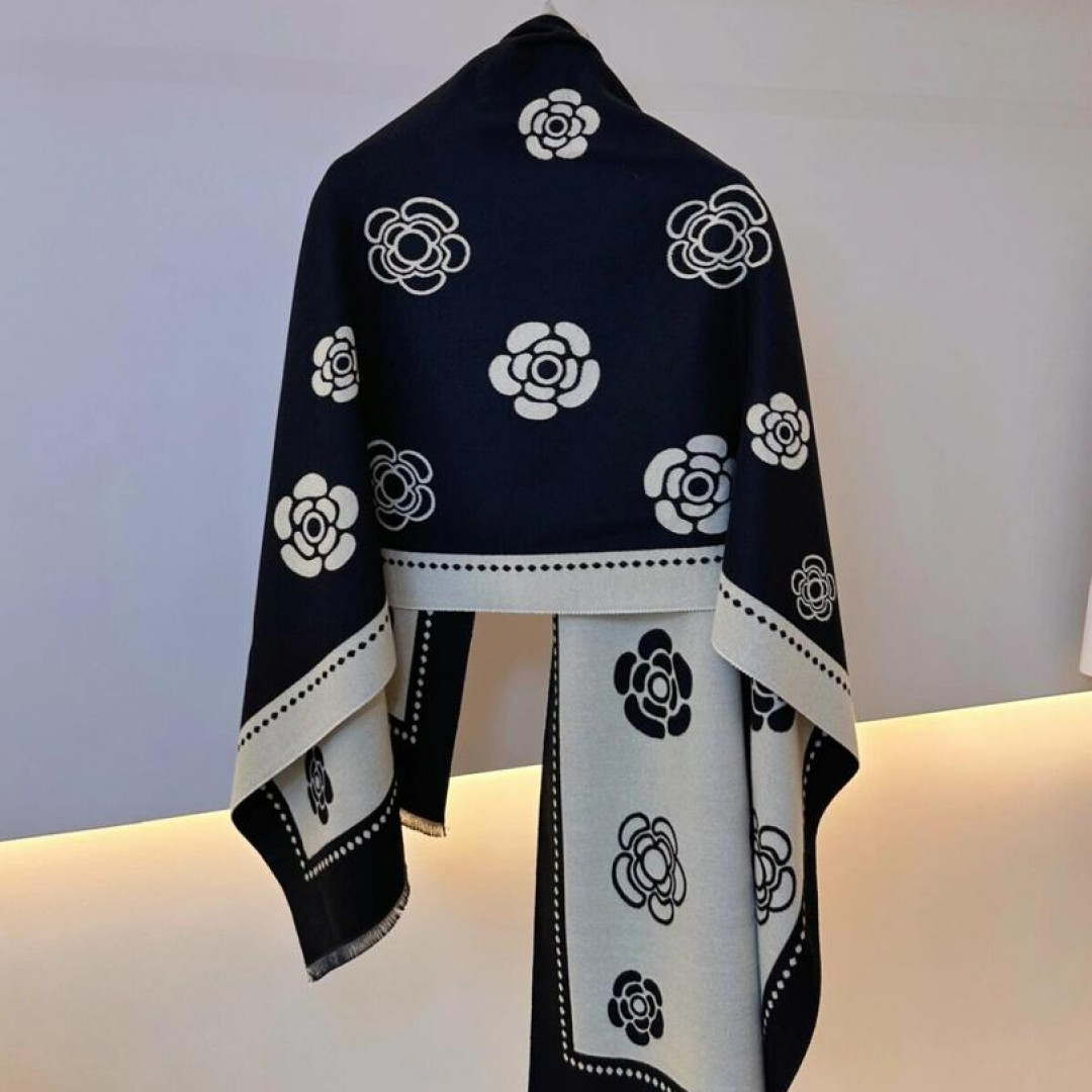 高档高级感黑色山茶花围巾披肩女爆款围脖双面新款秋冬季百搭气质