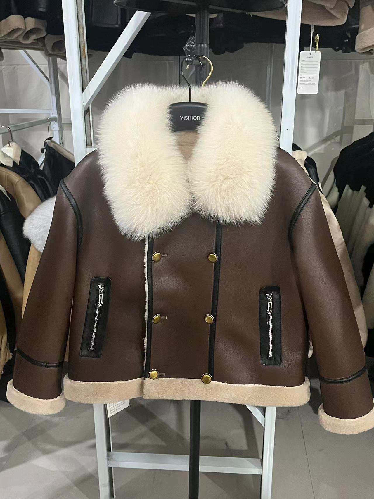 皮衣皮衣女外套【8821】女装上衣时尚女士设计师拼接皮毛一体