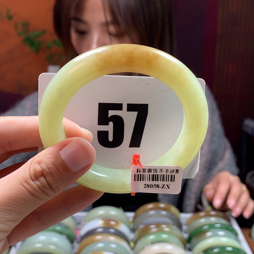 【闪购商品】和田玉手镯未镶嵌岁****年
