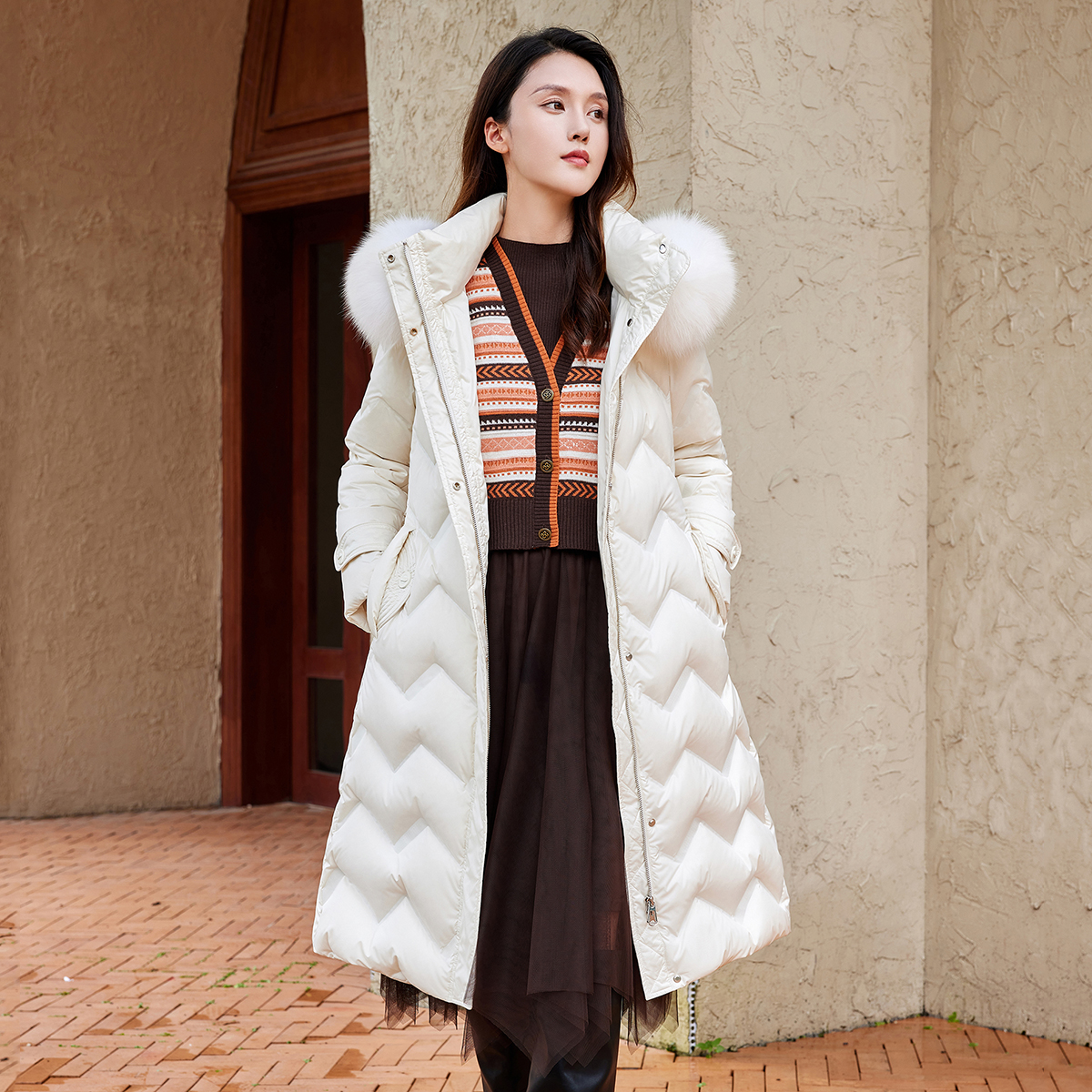 茜舞长款羽绒服2024时尚大毛领收腰气质羽绒服【53W115】