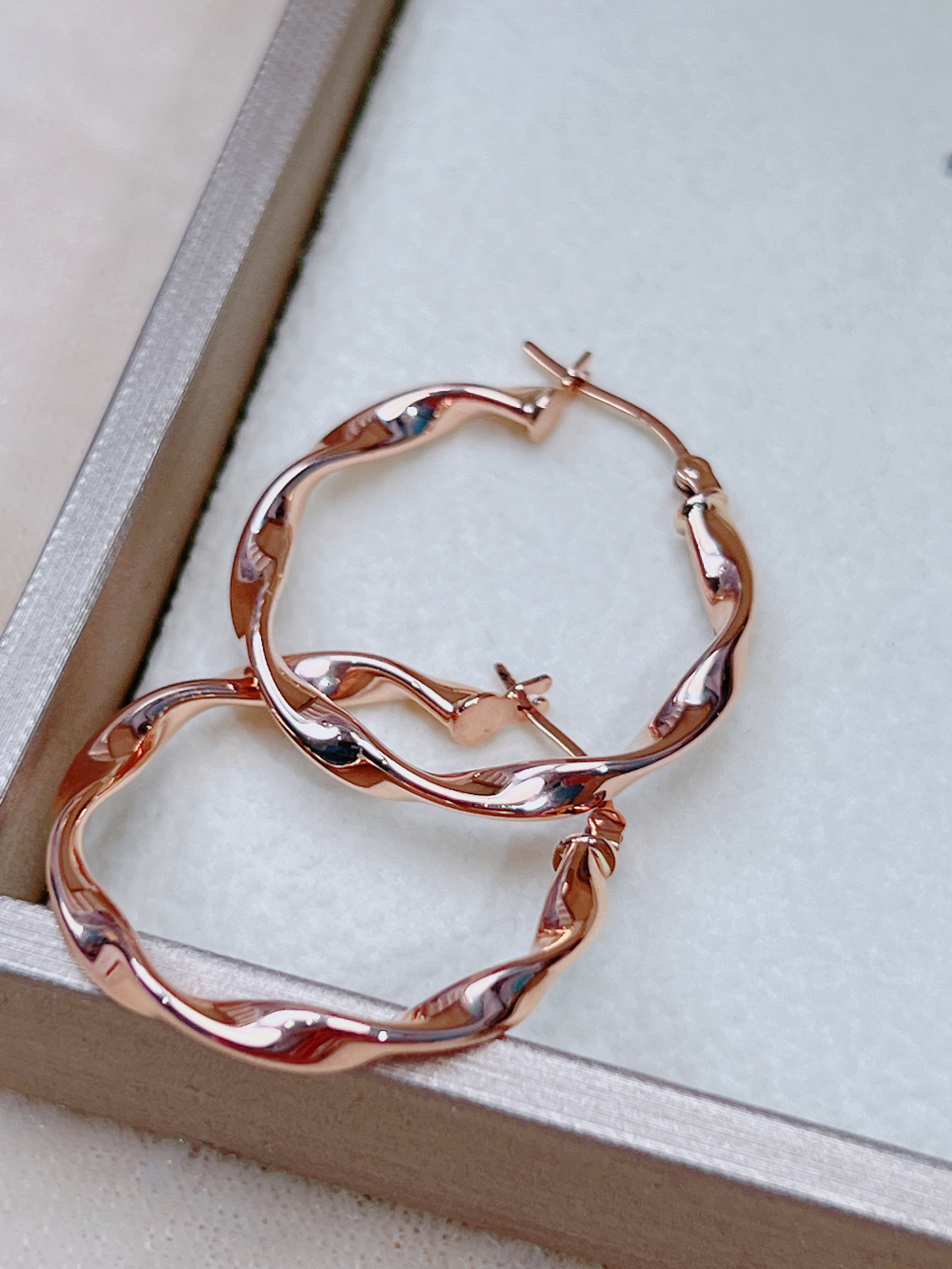 18K金个性素圈莫比乌斯麻花耳饰(多样性发一件)