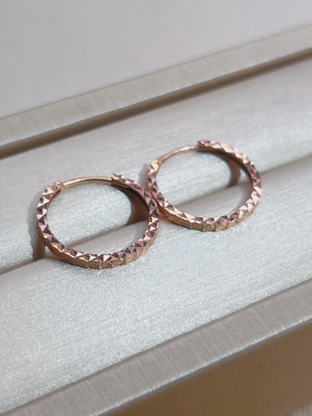 18K金单排爆闪车花耳饰