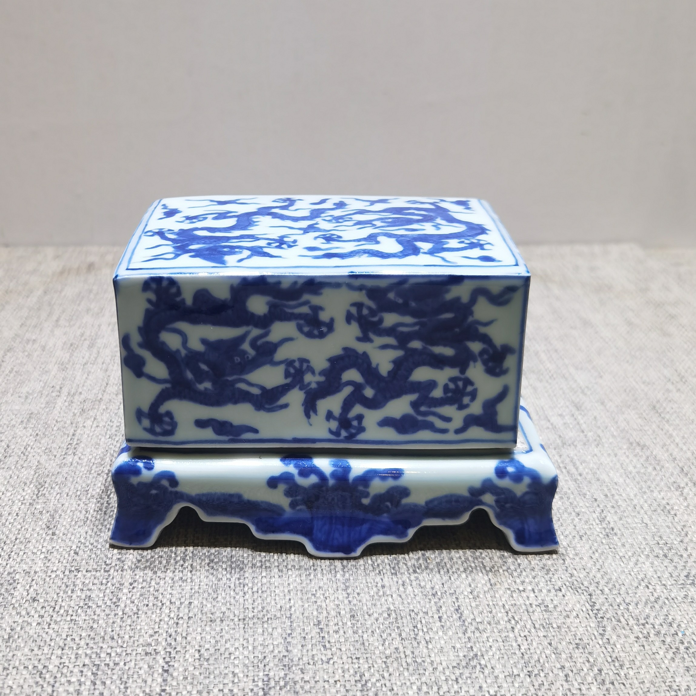 明代万历青花龙纹盖盒瓷器