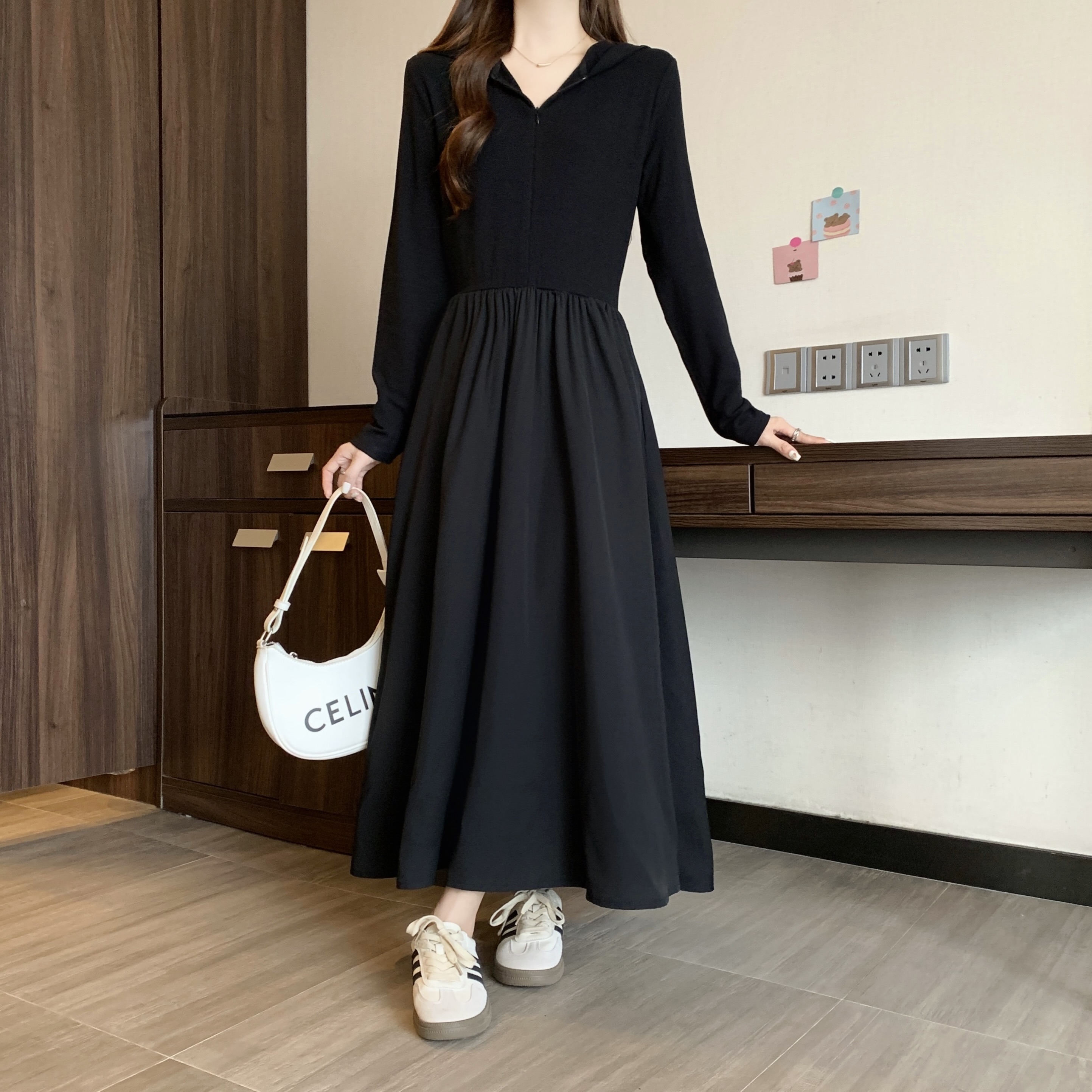 秋冬加绒胖m高腰遮肉显瘦显高长款连帽赫本风小黑裙