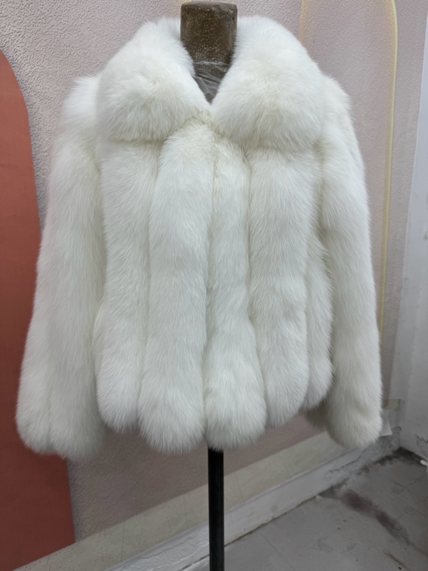 2025新款《北海道情书》气质潮流时尚整皮竖排开段知性款方领外套