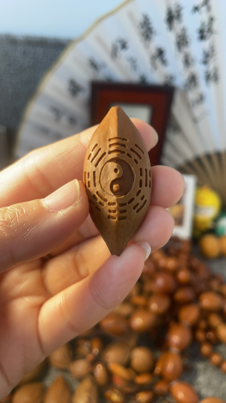 橄榄核雕亢泽超老师雕刻八卦