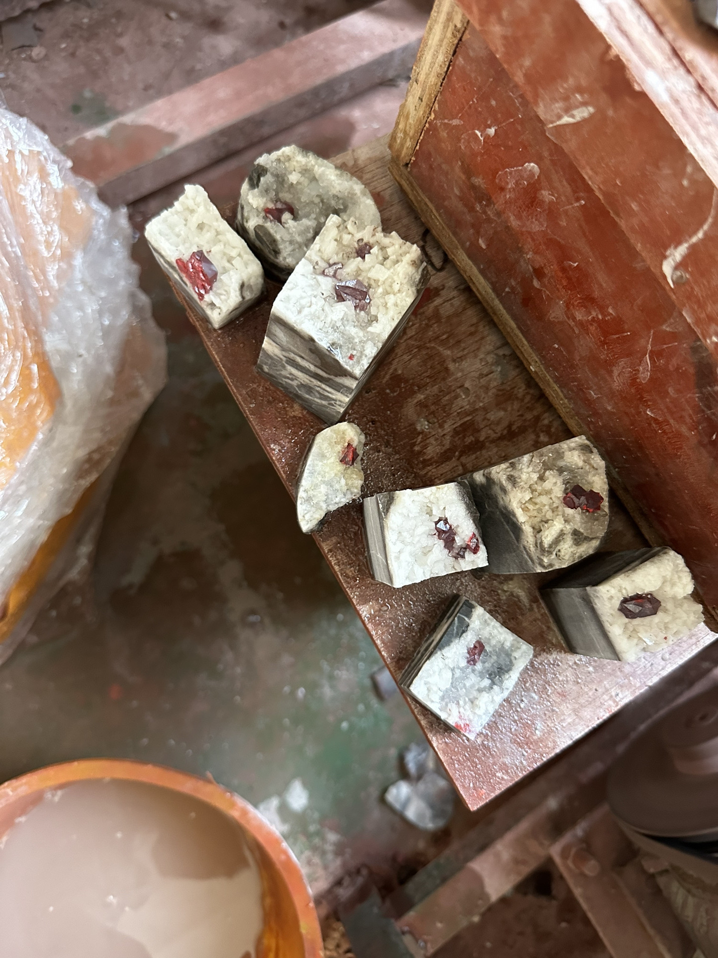 天然辰砂万山天然砂雕刻工艺品