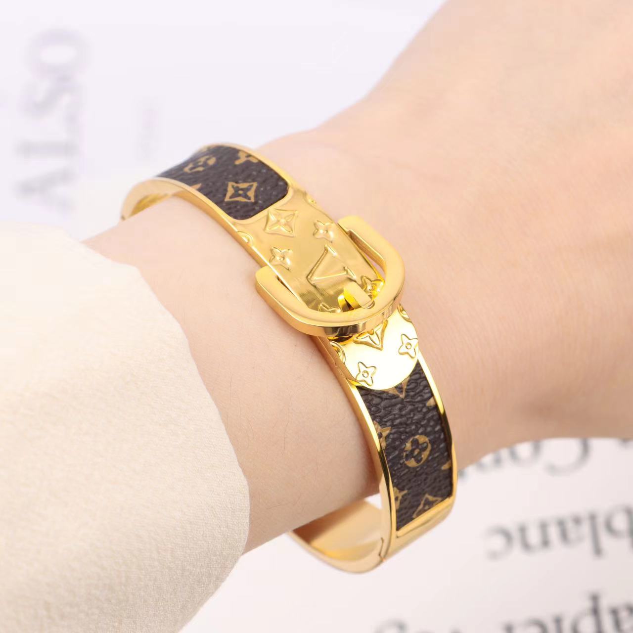 钛钢皮质手镯 新款时尚定制轻奢高级感潮流个性花花配皮手镯1671