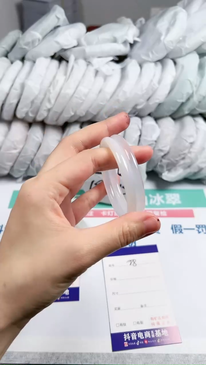 【闪购商品】石英质玉手镯未镶嵌28-52