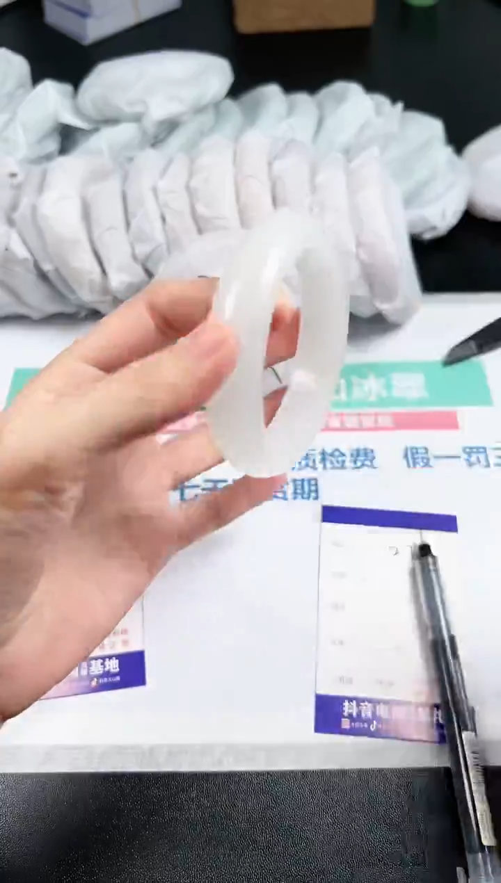 【闪购商品】石英质玉手镯未镶嵌278-58