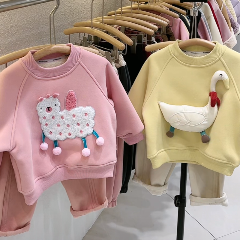 童装2023年冬季女宝宝新款加绒加厚贴布卫衣洋气卡通可爱女童上衣