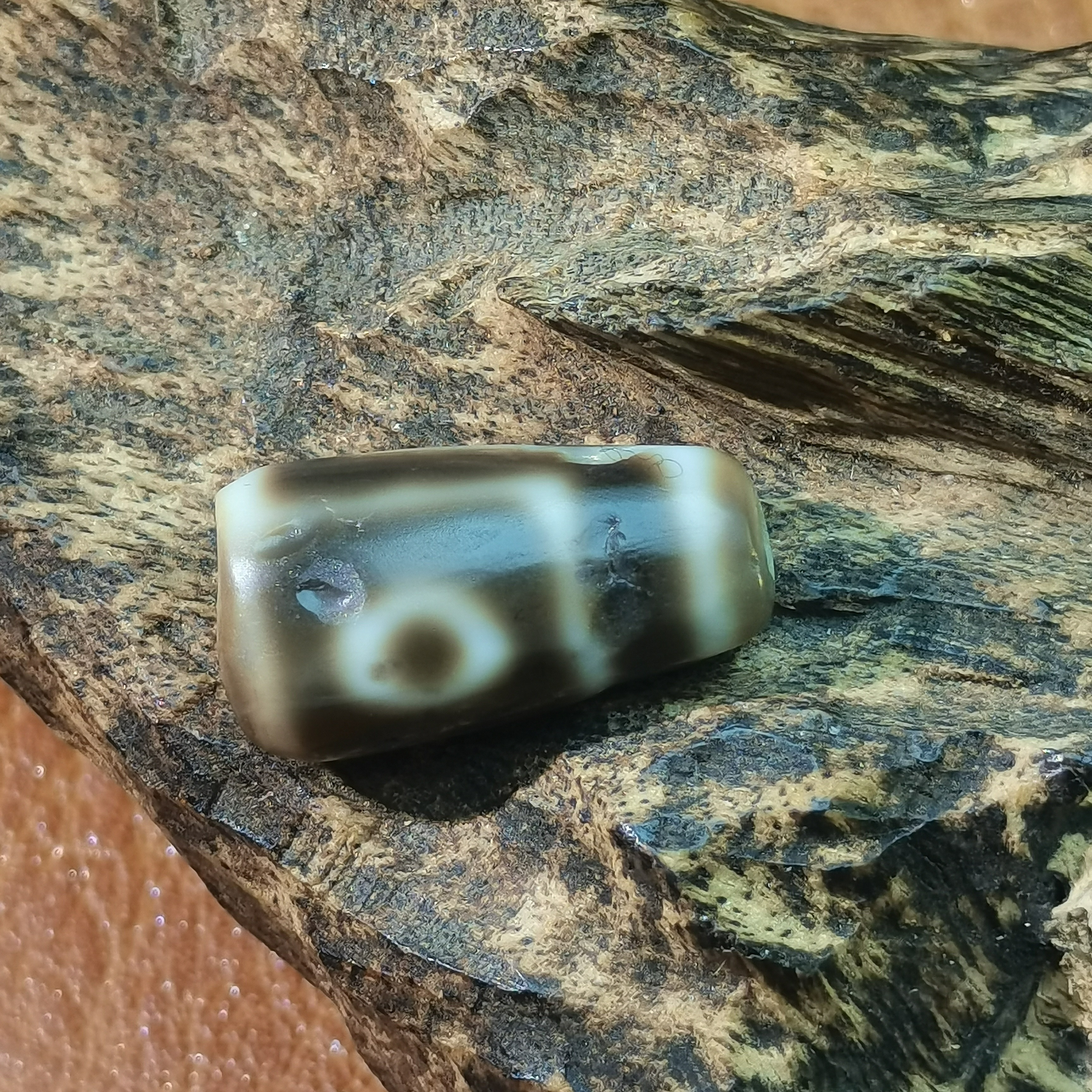 老年份虫虫系列断珠地门两眼无水线无裂白化九眼石页岩玛瑙玉髓