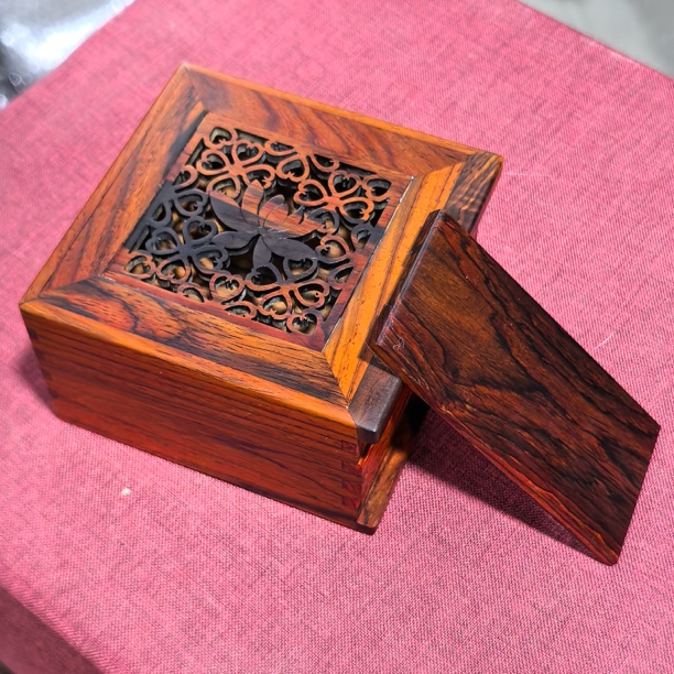 849 【小丫臻选】微凹黄檀全独板（10*10*6）正方榫卯香盒摆件大号