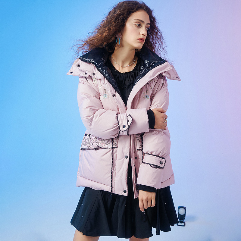 【莲灿】2025商场同款休闲减龄百搭撞色甜酷连帽中长款服7121474001